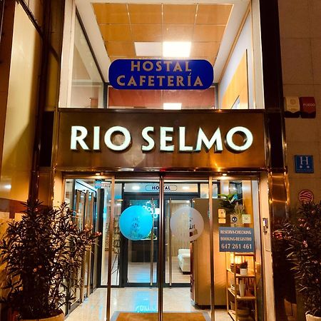 Hostal Rio Selmo Понферада Екстериор снимка