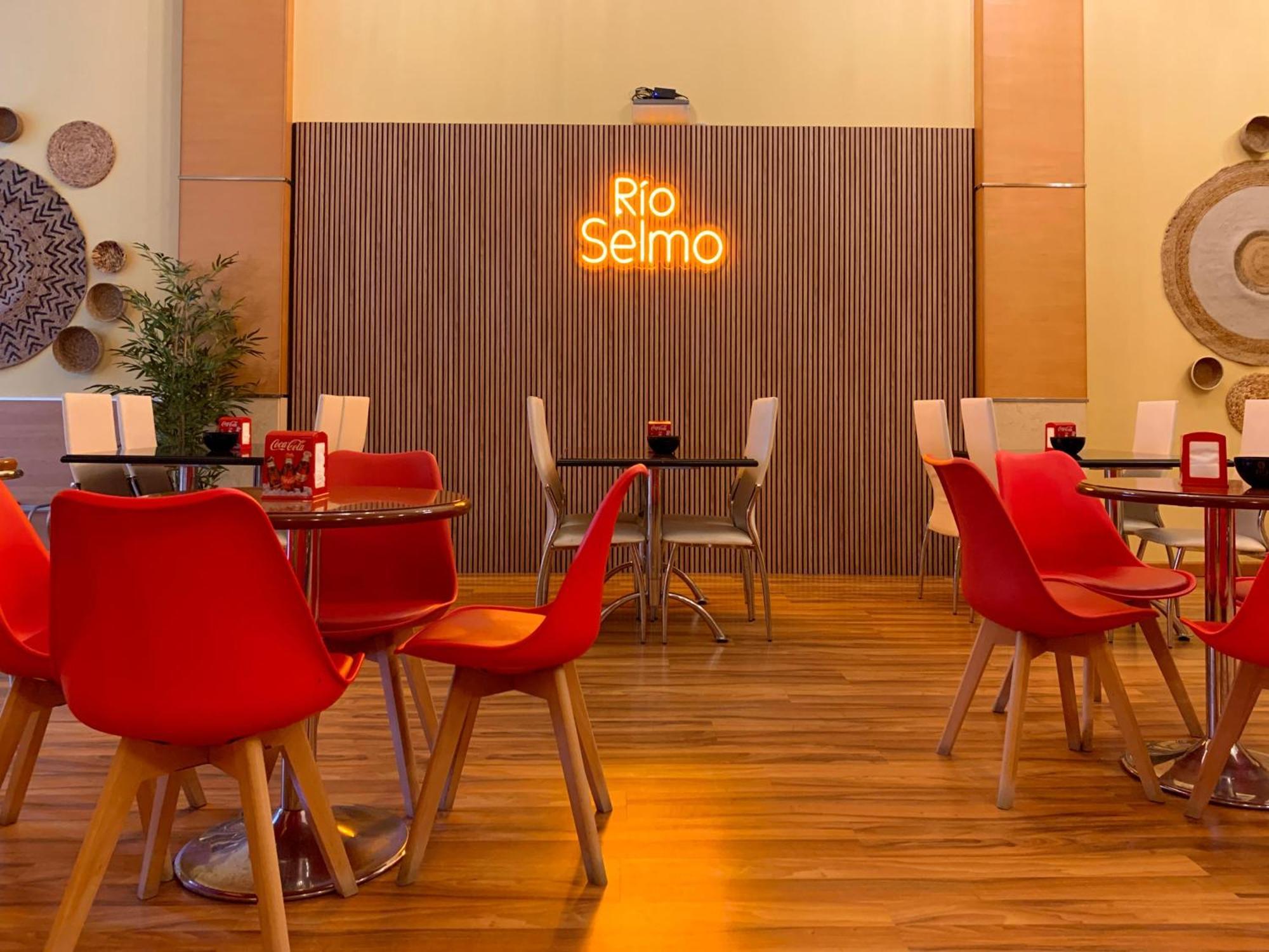 Hostal Rio Selmo Понферада Екстериор снимка