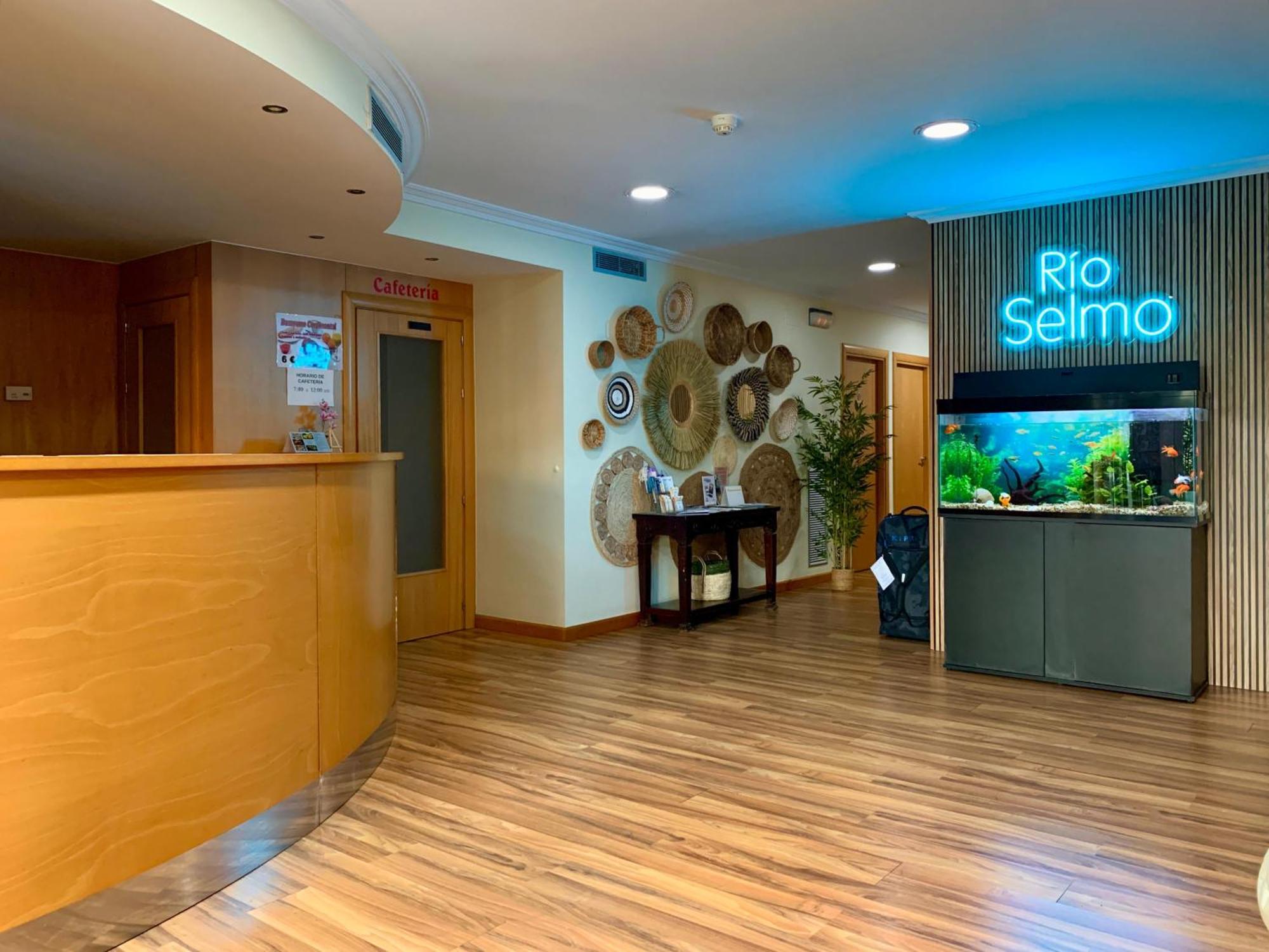 Hostal Rio Selmo Понферада Екстериор снимка