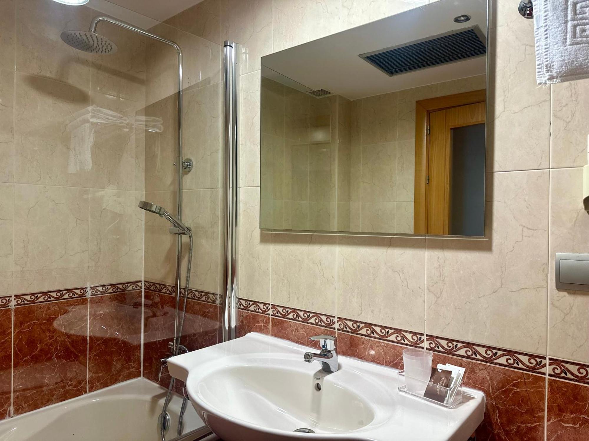Hostal Rio Selmo Понферада Екстериор снимка